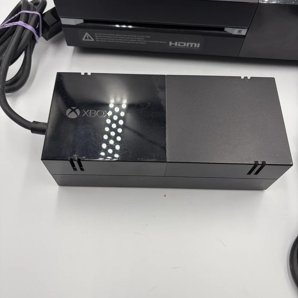 Microsoft Xbox One Model 1540 Console Bundle 500 GB, 2 Controllers,‎ 2 Games